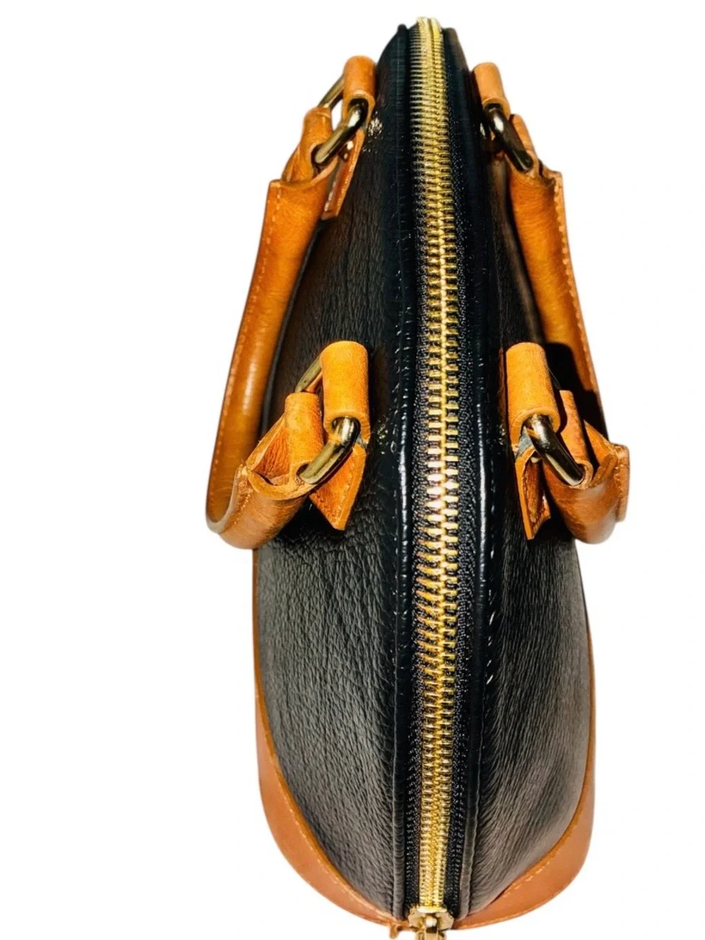 Divina Firenze handbag is crafted from black pebbled leather Made in Italy.